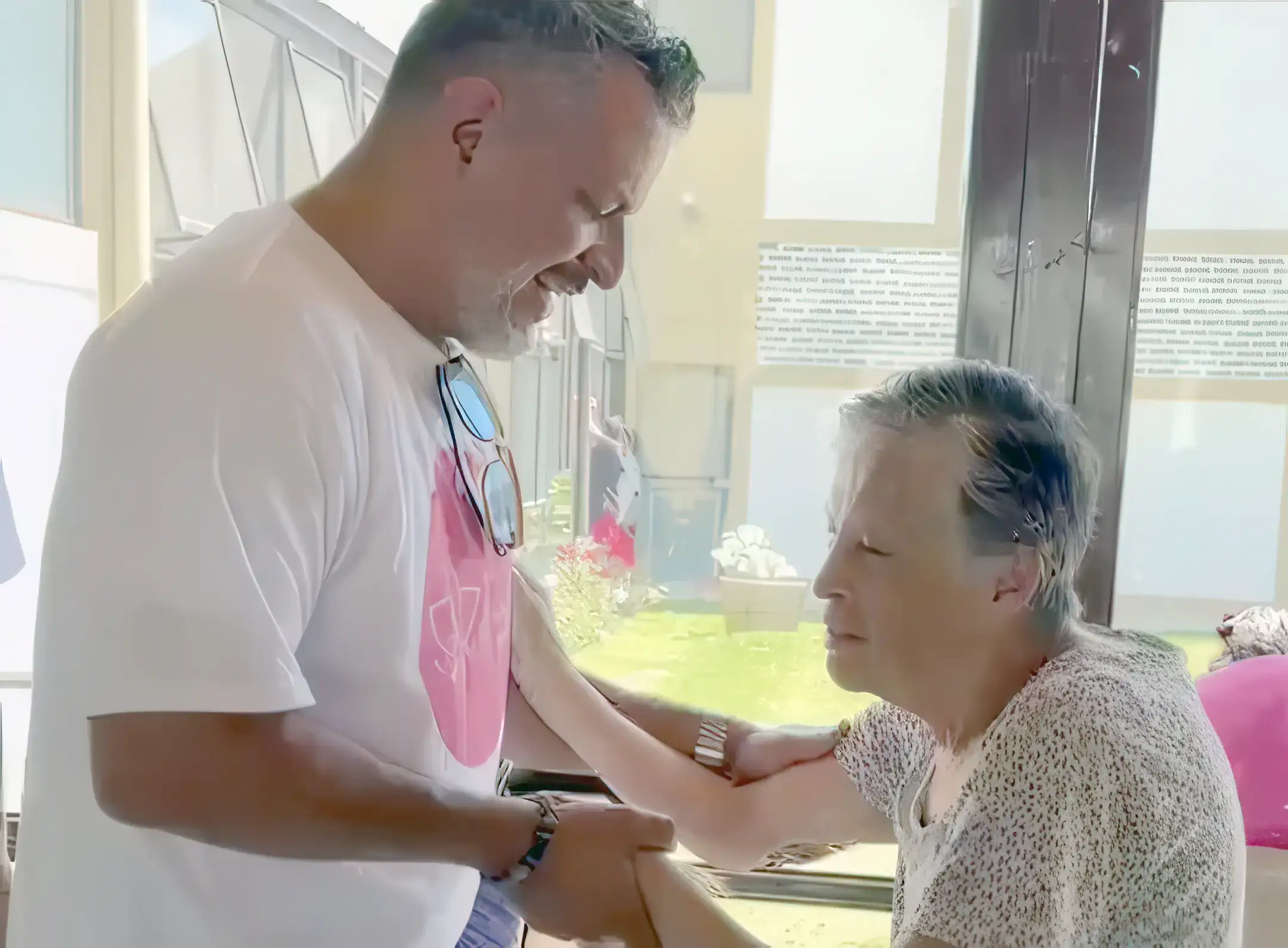 Grupo PLA Firme brinda apoyo a adultos mayores junto a Mujeres Que Brillan Representante de Grupo PLA Firme saluda y acompaña a un adulto mayor en evento social de Mujeres Que Brillan.