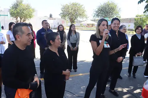 Representantes de Grupo PLA Firme brindando apoyo en evento del Centro de Reinserción Femenil.