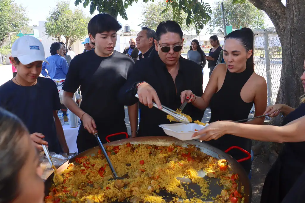 nternas y visitantes compartiendo comida durante convivencia en el CORA con Grupo PLA Firme.