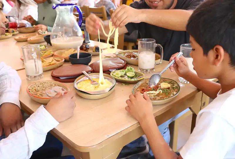 Niños invitados de Barrios Unidos disfrutan de alimentos en convivencia organizada por DIF y Grupo PLA Firme.