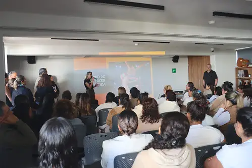 Representantes de Grupo PLA Firme y DIF Jalisco en el evento social en CORA.
