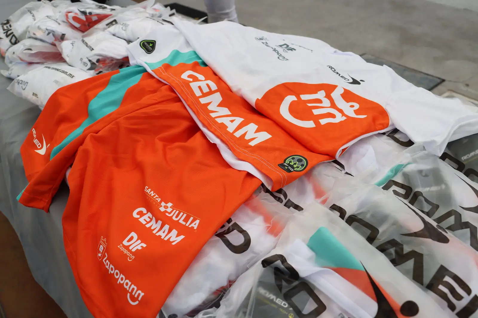 Uniformes deportivos con el logo de Santa Julia Clinical entregados al equipo de cachibol DIF Zapopan.