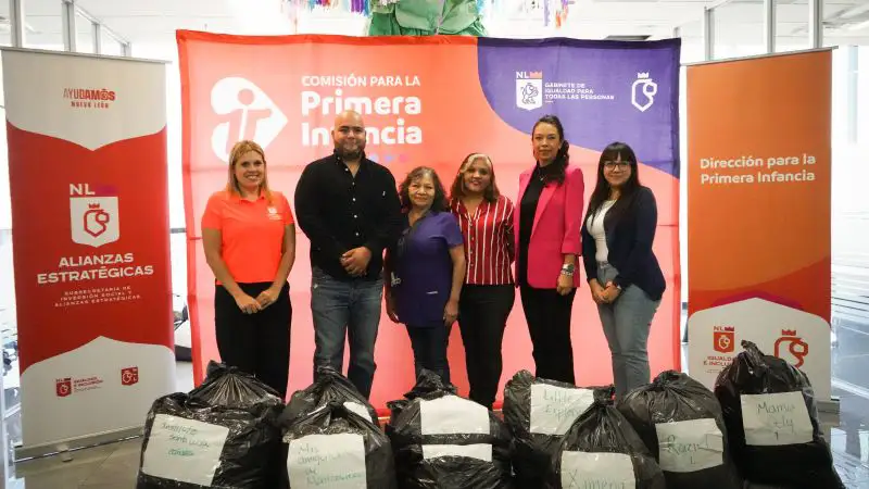 Representantes de Grupo PLA Firme y la Secretaría de Igualdad e Inclusión de Nuevo León durante la entrega de pañales.