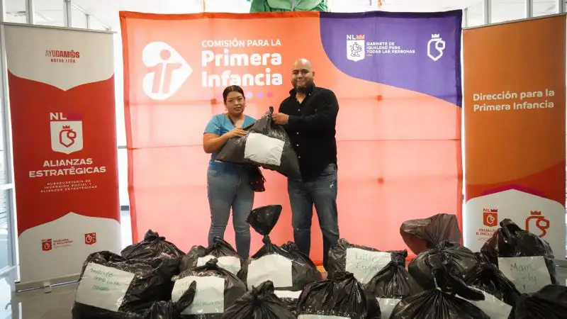 Representante de Grupo PLA Firme entrega donativos a familia beneficiaria del programa Primera Infancia.