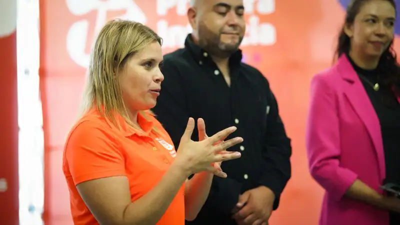Representante de Grupo PLA Firme participa en el evento de donación de pañales en Nuevo León.